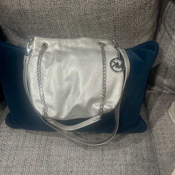 Slightly worn Michael Kors silver Leather Medium Jet Set Chain Shoulder Bag - Picture 3 of 10